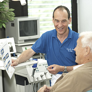 Dr. Wulf Meyer bei einer Behandlung